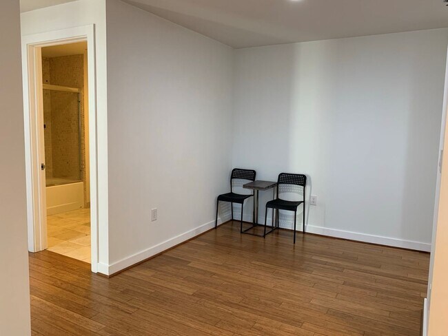 Building Photo - $500 OFF FOR FIRST MONTH RENT!!! Two Bedro...