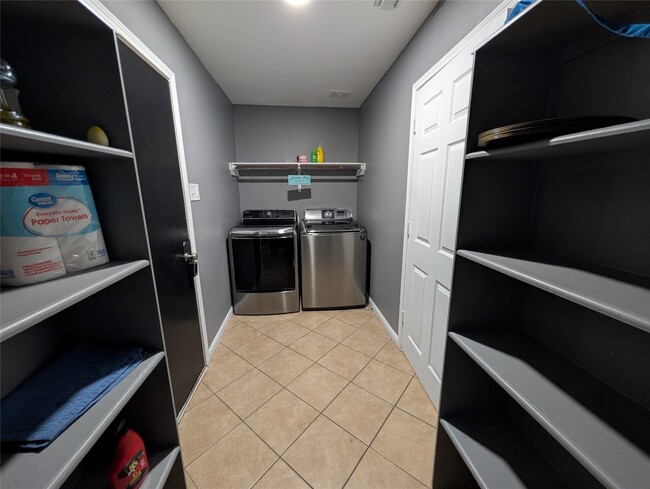 Building Photo - 714 N Vista Dr