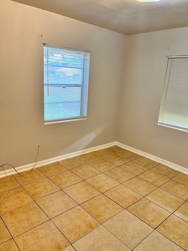 Building Photo - 2 BEDROOM 1 BATH SINGLE FAMILY HOME WITH A SEPARATE DEN (POSSIBLE 3RD BEDROOM)