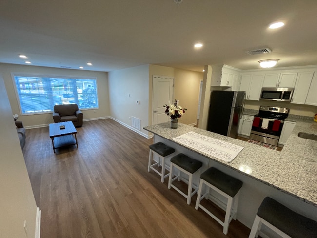 Building Photo - 540 Northend Dr