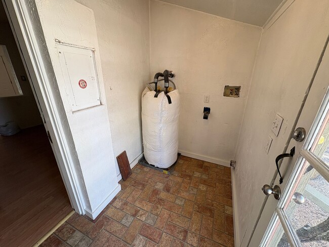 Building Photo - COZY 1 BEDROOM, 1 BATH APARTMENT LOCATED I...