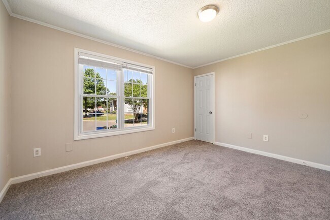 Building Photo - Charming End Unit Townhome near Downtown D...