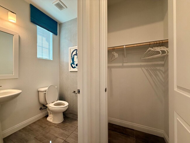 Building Photo - FULLY FURNISHED 3 BED 2.5 BATH 2 CAR GARAG...