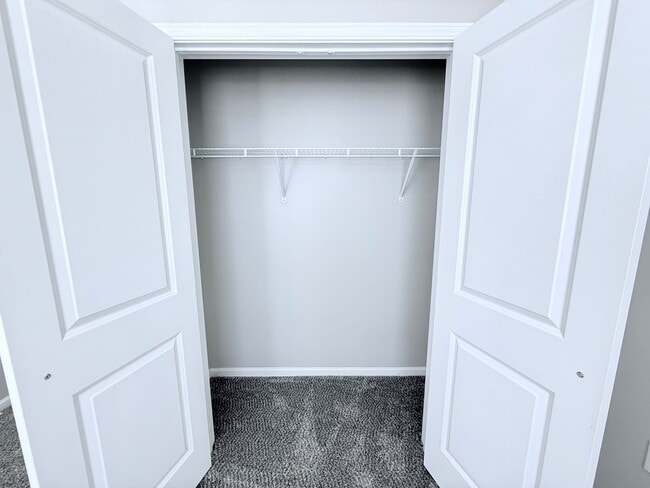 Building Photo - 4BD/4BA FURNISHED ROWANDALE UNIT