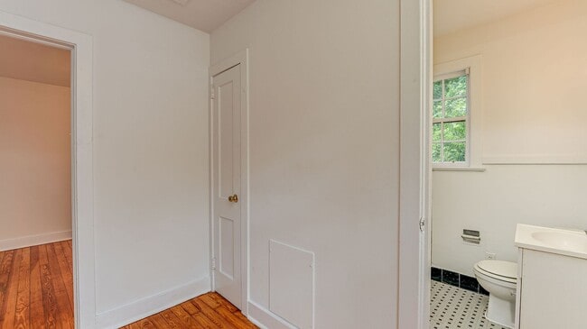 Building Photo - 3 Bedroom 1 Bath Townhouse in Wagener Terr...