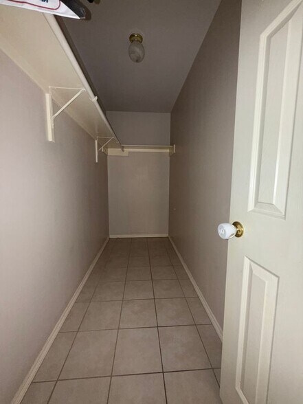 Building Photo - 2302 W Candlelight Ln