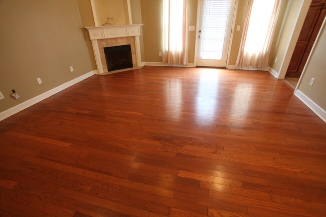 Building Photo - Beautiful 3bed/2bath residential home available in August!