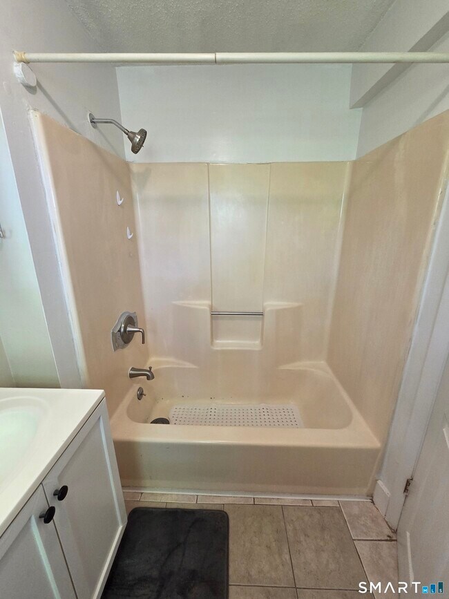 Building Photo - 22 Lakeview St