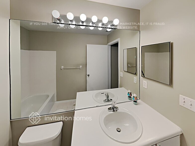 Building Photo - 9651 Vía Emilie