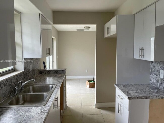 Building Photo - 1630 SW 4th St