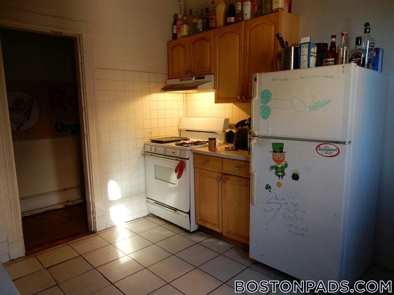 Building Photo - 18 Glenville Ave