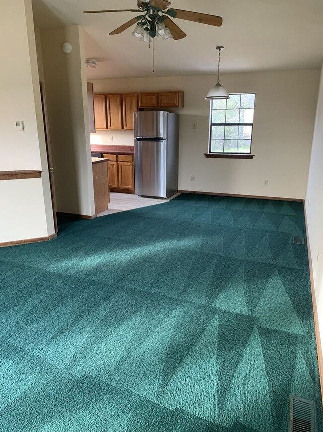 Building Photo - Charming Lakeview Duplex for Rent!