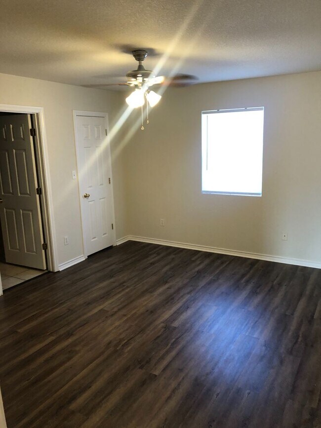 Building Photo - Full Brick 3 bed 2 bath 2 car Garage with fenced back yard! All new paint, Flooring, appliances!!