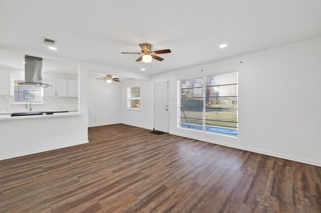 Building Photo - 23567 Pine Forest Dr