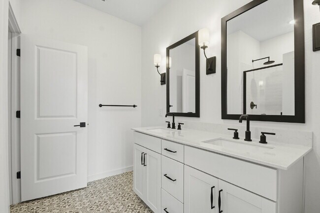 Building Photo - 8427 Bay Rdg Cir