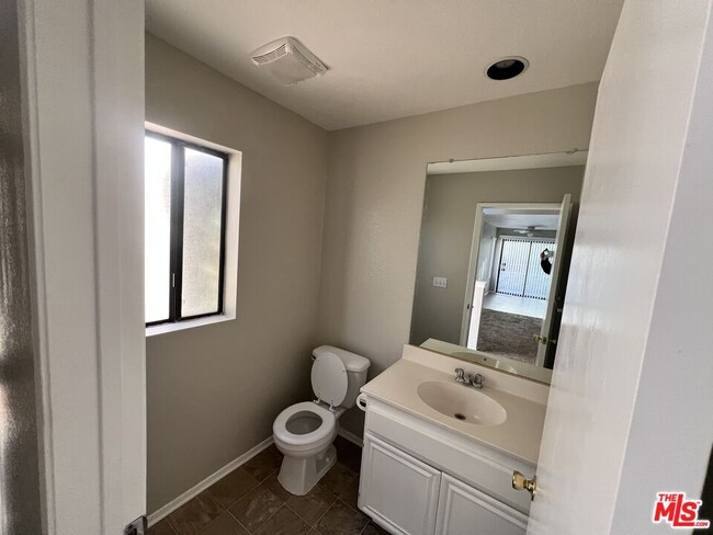 Building Photo - 661 Woodcrest Dr