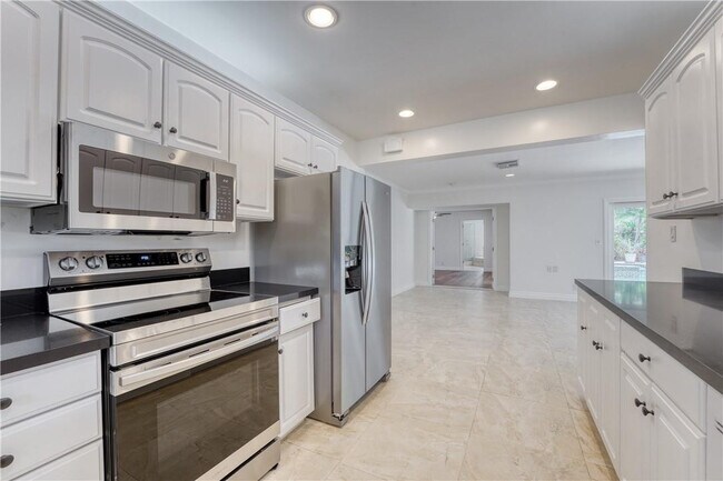 Building Photo - 2000 Admirals Way