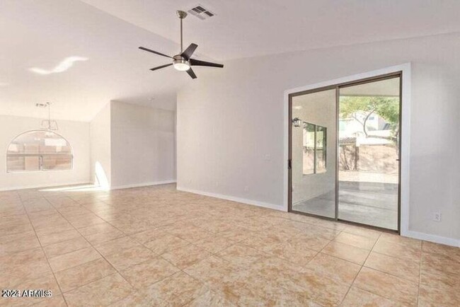 Building Photo - Remodeled 3 Bedroom Beauty!