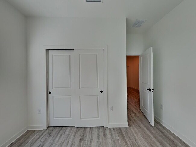 Building Photo - 1112 Bismarck Rd