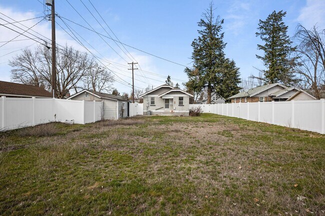 Building Photo - Remodeled 3BR/2BA Brick Bungalow - Fireplace, Finished Basement & Garage