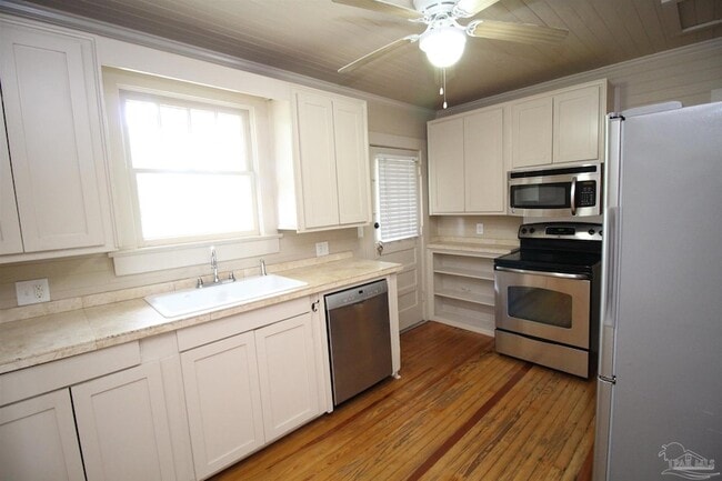 Building Photo - 3102 E De Soto St