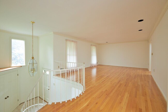 Building Photo - Sparkling and Spacious