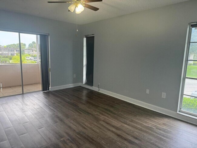 Building Photo - 4 Greenway Village N