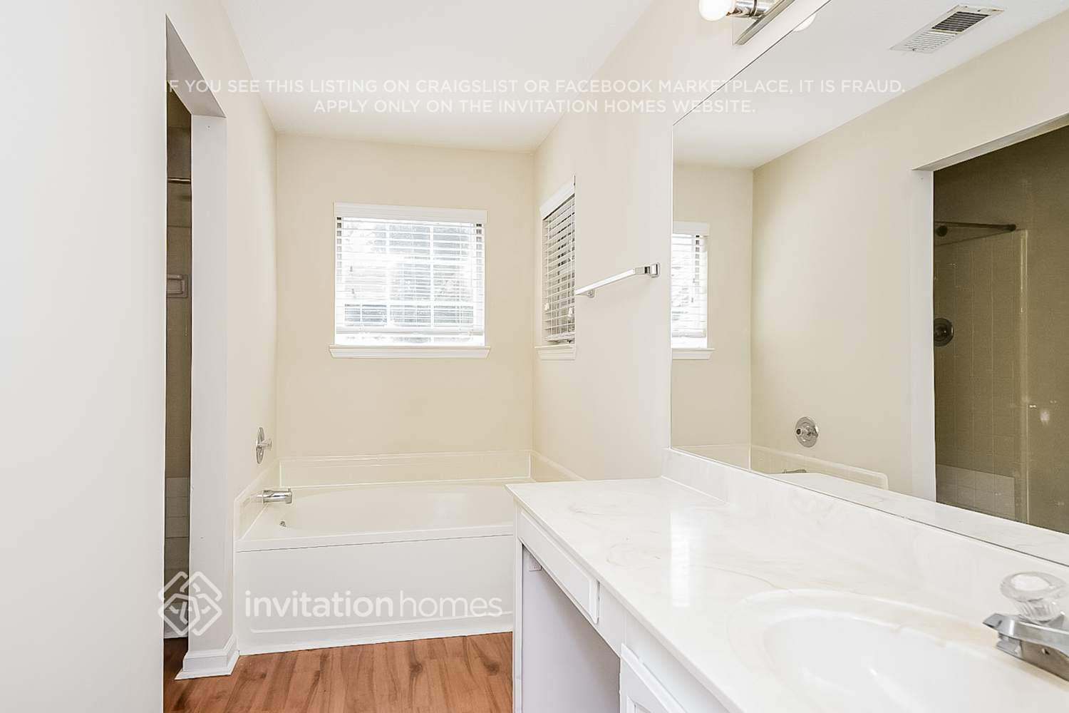 Building Photo - 2640 Woodside Dr