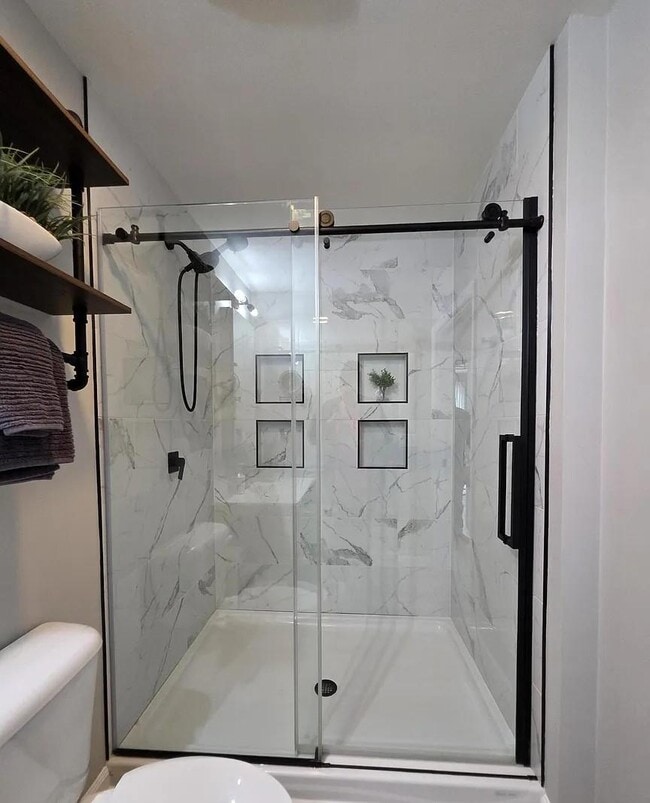 Building Photo - 2114 Pine View Dr