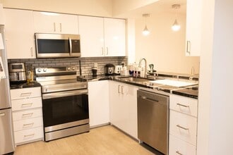 Building Photo - 2200 S Cypress Bend Dr