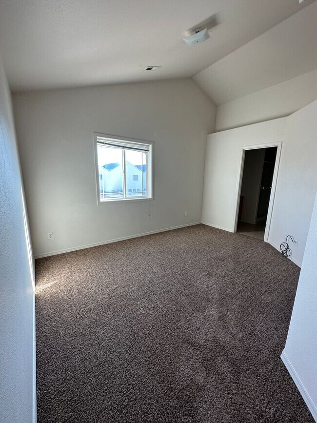 Building Photo - Spacious 2 bed/2.5 bath with bonus room townhome off Road 68