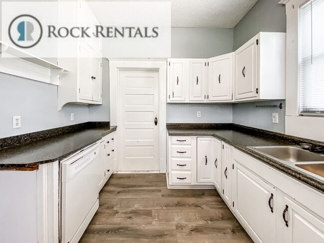 Building Photo - Large 4 Bed 2 Bath Home