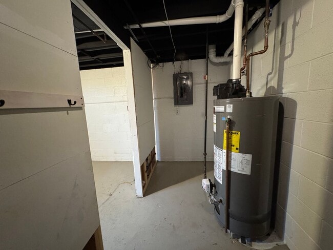 Building Photo - Your new Townhouse Awaits! 3 Bed / 1.5 Bat...