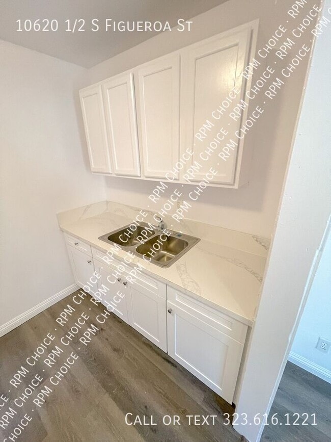 Building Photo - 10620 1/2 S Figueroa St-