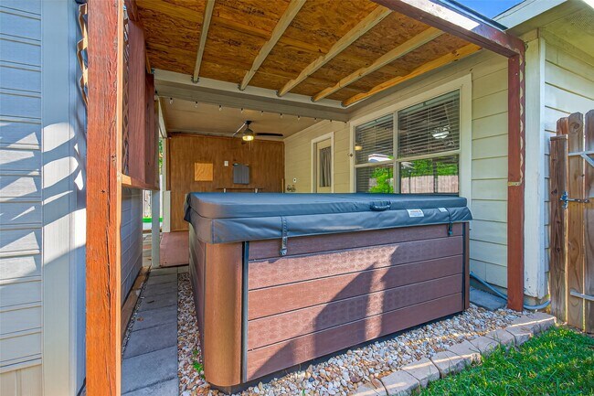 Building Photo - 2034 Wooded Oaks Dr