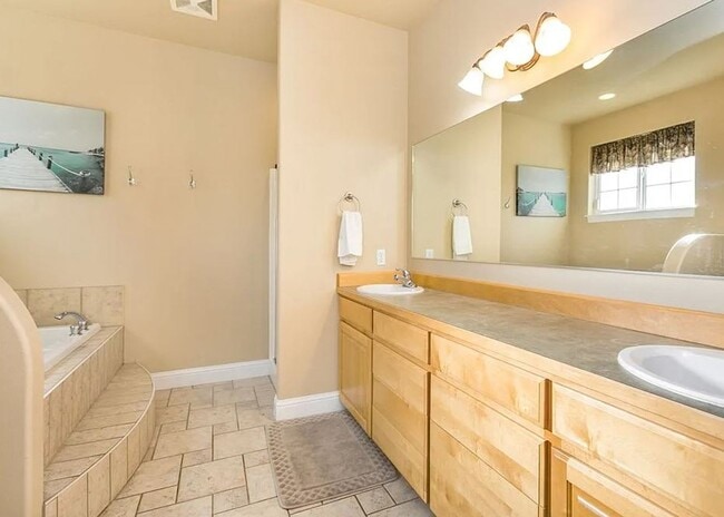 Building Photo - Spacious 3-Bedroom Home with Private Backy...