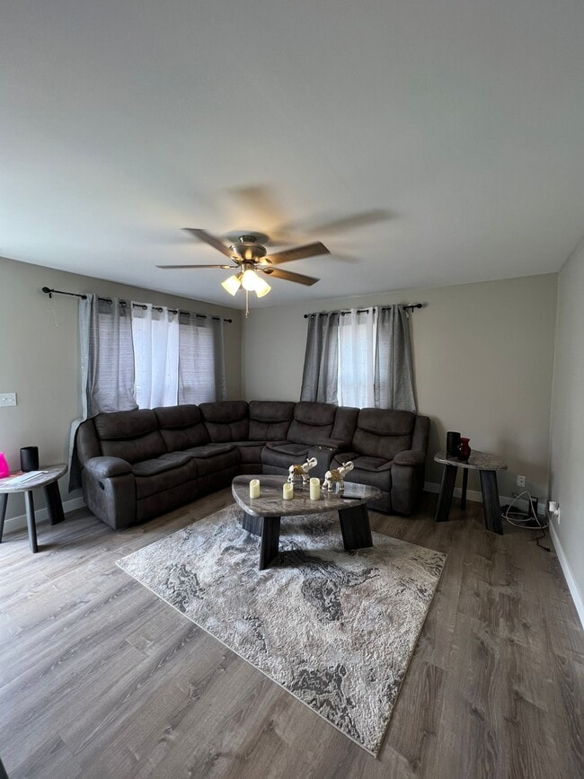 Building Photo - 1018 Hall St