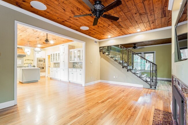 Building Photo - Charming 3 Bed / 2.5 Bath Two-Story Home!