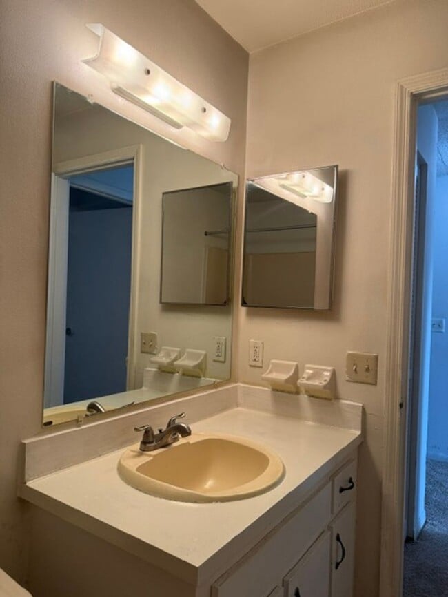 Building Photo - 2937 Regency Dr