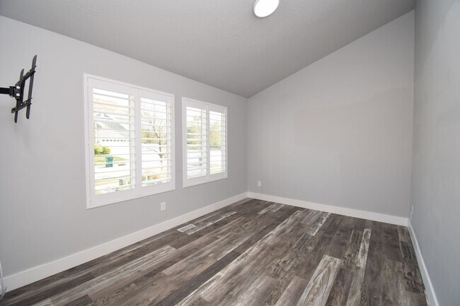 Building Photo - Spacious and Bright 5 Bed 3.5 Bath in Riverton!!