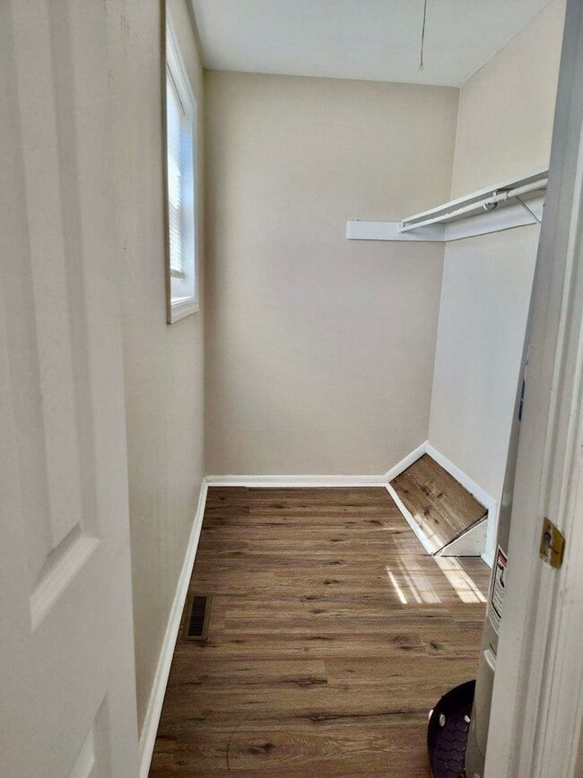 Building Photo - Available 3 Bedroom 1.5 bath Townhouse in Fredericksburg, Stafford County