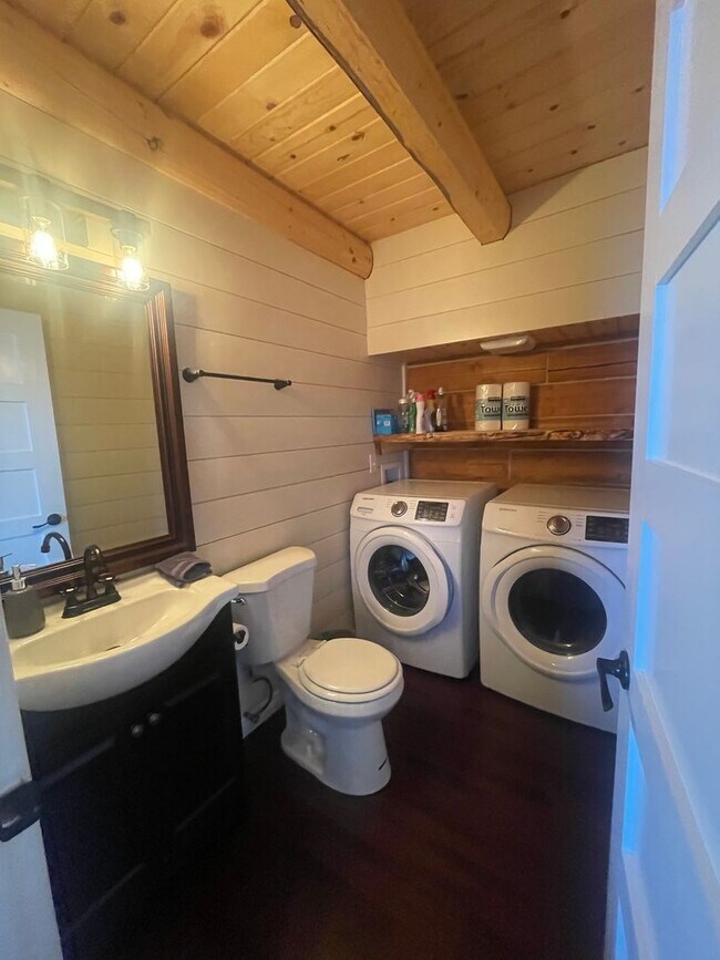Building Photo - Amazing custom built Alaskan Log home acro...