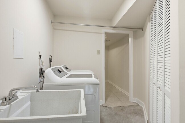 Building Photo - 7705 Seans Terrace
