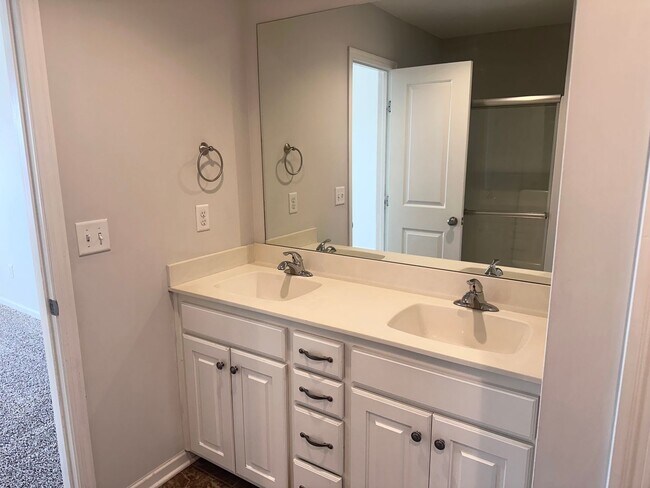 Building Photo - 3 Bed | 2.5 Bath | 1 Car Garage Townhome in Grain Valley