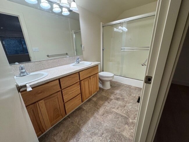 Building Photo - Family home just across from Pine Ridge elementary