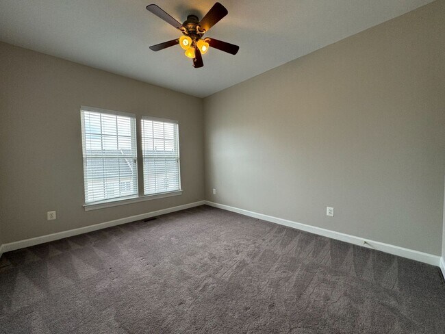 Building Photo - Stunning 3 Bed 2.5 Townhome In Amenity-Ric...