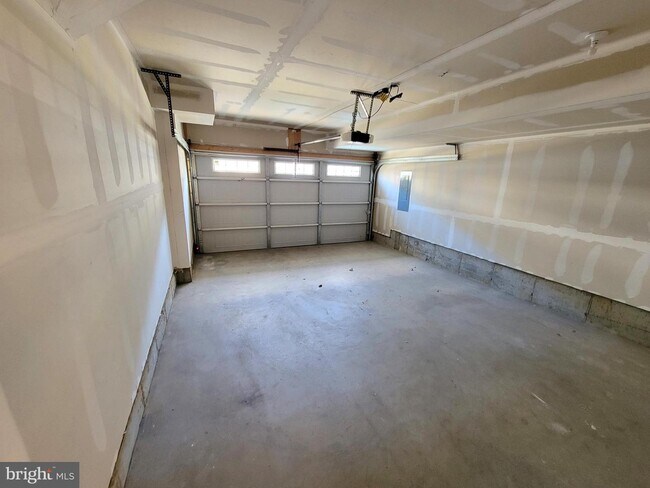 Building Photo - 160 Mercer Ct