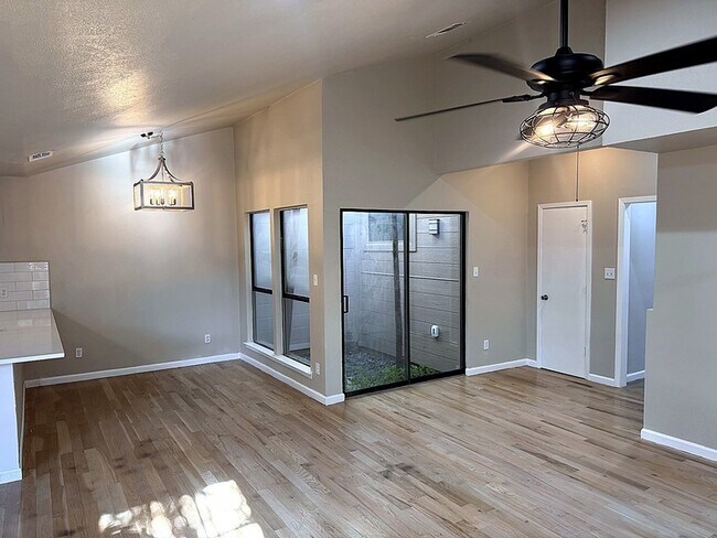 Building Photo - 3040 Airhaven St