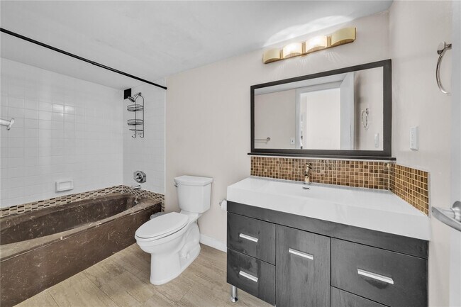 Building Photo - 1000 Parkview Dr