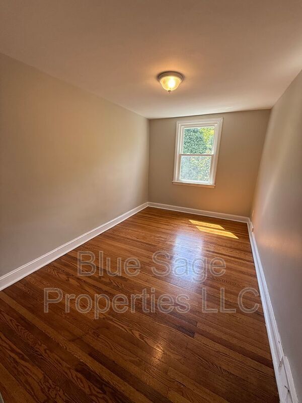 Building Photo - 528 Chester Ave